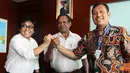 Citizen6, Jakarta: Direktur Operasi Indonesia Timur PLN, Vickner Sinaga, Wakil Bupati Pegunungan Bintang Papua, Yakobus Wayam, dan Perwakilan dari PT Telkomsel, Bambang Utomo berjabat tangan bersama usai pertemuan, Jumat (25/5). (Pengirim: Agus Trimukti)
