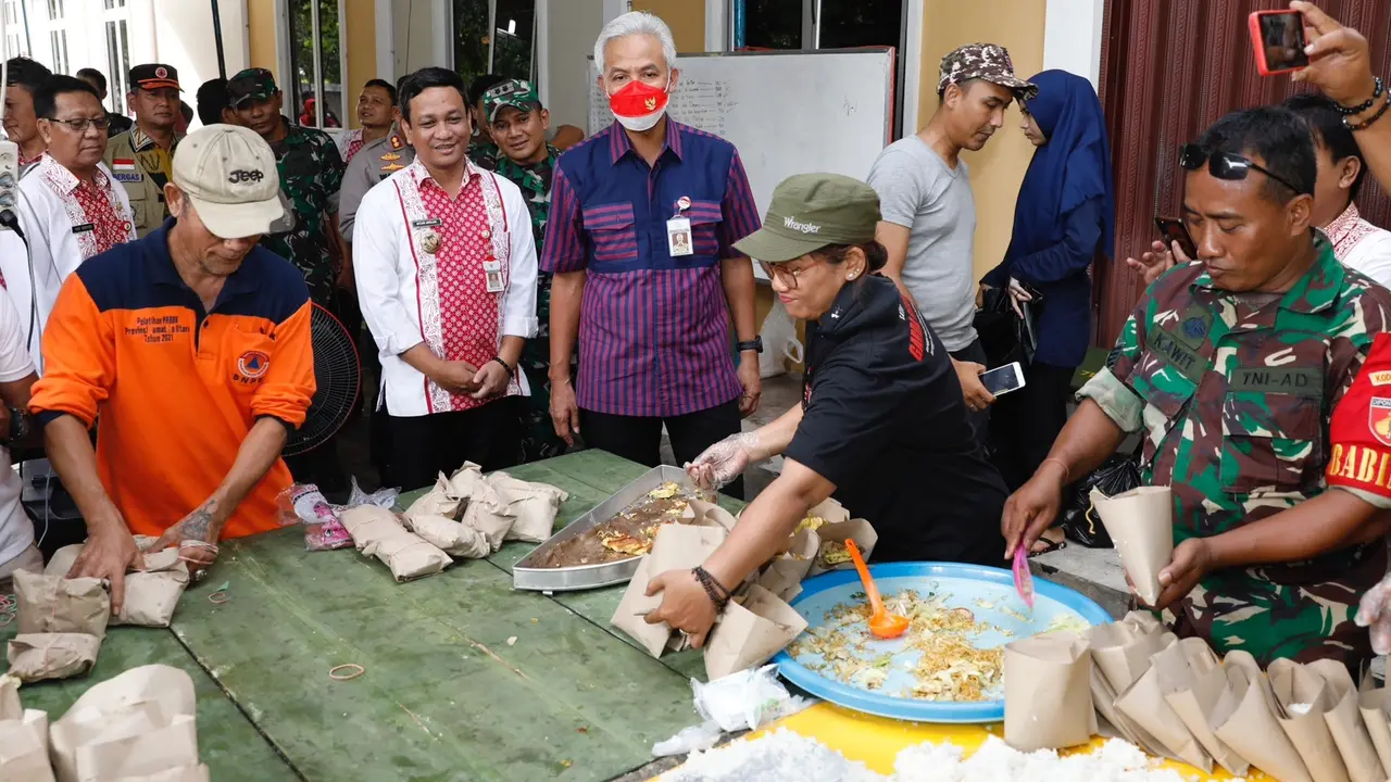 Gubernur Jawa Tengah Ganjar Pranowo, memastikan pasokan logistik dan makan untuk para pengungsi banjir Pekalongan aman selama berada di tenda pengungsian.