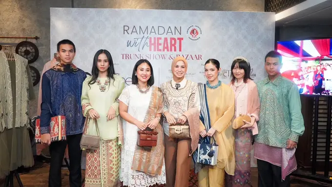 Para model ketika mengenakan koleksi Oscar Lawalata Culture (Foto Dok: Yayasan Jantung Indonesia)