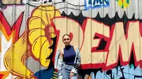 9 Inspirasi Padu Padan Denim untuk Wanita Usia 50+ agar Tetap Stylish