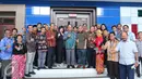 Menristek-Dikti Muhammad Nasir berfoto bersama dengan para pengajar ATVI usai kuliah perdana di studio Indosiar, Jakarta, (31/8). ATVI tersebut mempunyai tujuan mencetak lulusan terbaik dalam bidang pertelevisian nasional. (Liputan6.com/Angga Yuniar)