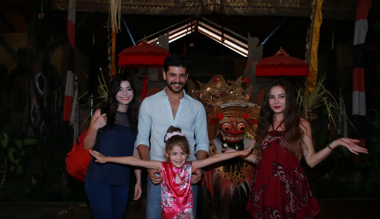 Gulcin Tuncok, Emre Kivilcim, Isabella ‘Elif’, dan Selin Sezgin antusias dengan budaya khas Bali yang satu ini. Mereka pun mengabadikan momen bersama sang barong. (Deki Prayoga/Bintang.com)