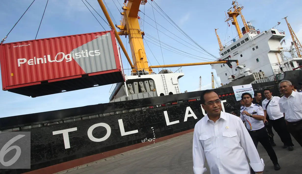 Budi Karya Sumadi dengan latar belakang KM Caraka Jaya Niaga III-4 saat berada di Pelabuhan Tanjung Priok, Jakarta Utara, Selasa (25/10). Budi melepas keberangkatan KM Caraka Jaya Niaga III-4 ke Natuna (Liputan6.com/Immanuel Antonius)