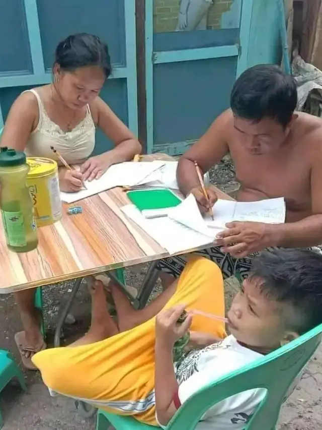 8 Potret Aksi Nyeleneh Orang yang Bikin Repot, Bikin Geleng Kepala