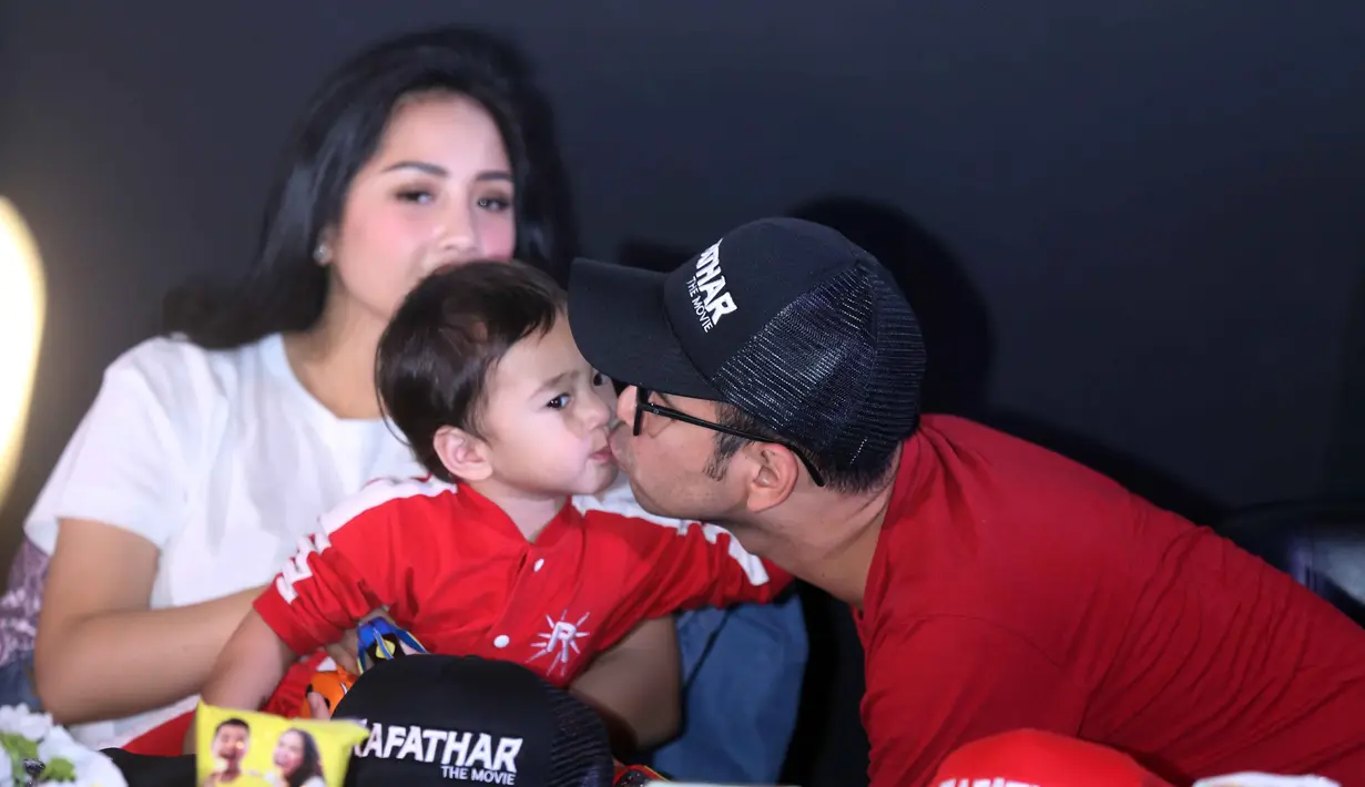 Presenter Raffi Ahmad saat menggelar jumpa pers di CGV Blitz, Grand Indonesia, Jakarta, Rabu (10/5/2017) mengaku, bahwa main dalam film itu bukan sebagai orang tuanya. Meski sebagai orang tuanya, ia menjadi orang lain. (Nurwahyunan/Bintang.com)