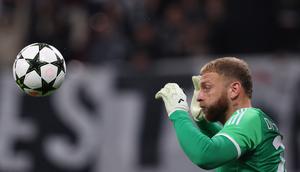 Kiper Juventus, Michele Di Gregorio, saat tampil menghadapi RB Leipzig dalam laga matchday kedua Liga Champions 2024/2025, Kamis (3/10/2024) dini hari WIB. Juventus menang 3-2 atas RB Leipzig dalam pertandingan ini. (Ronny HARTMANN / AFP)
