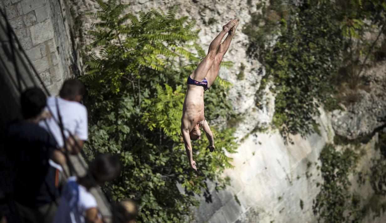 Penonton tengah menyaksikan atlet asal AS, David Colturi beraksi menaklukan jarak 27,5 meter pada ajang Red Bull Cliff Diving World Series di Mostar, Bosnia and Herzegovina, (23/9/2016).  (AFP/RED BULL/Romina Amato)