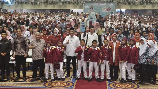 Menteri Sosial, Gus Ipul bersama sejumlah siswa dan perwakilan pemerintah daerah se- Jawa Timur, saat pra launching sekolah rakyat di Surabaya, Jawa Timur (Liputan6.com/Dicky Agung Prihanto)