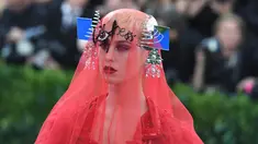 Penyanyi, Katy Perry saat menghadiri Met Gala 2017 di Metropolitan Museum of Art, New York (1/5). Ajang tersebut merupakan kesempatan bagi para selebritas Hollywood untuk unjuk gigi memamerkan penampilan terbaiknya. (AFP Photo/Angela Weiss)