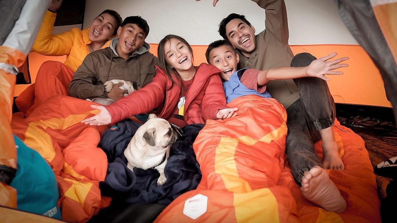 Keseruan Donna Agnesia-Darius Sinathrya Ajak Ketiga Anak Berkemah