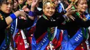 Sejumlah wanita anggota komunitas adat Gurung menari mengenakan pakaian tradisional saat mengikuti upacara perayaan Tahun Baru 'Tamu Lhosar' di Kathmandu, Nepal (30/12/2022). Acara itu digelar untuk menyambut pergantian tahun. (AFP/Prakash Mathema)