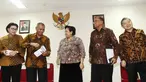 Ketua Wantimpres Sri Adiningsih (tengah), Sidarto Danusubroto (kanan) saat melakukan pertemuan dengan ketua KPK Agus Rahardjo (kedua kiri) dan Wakil Ketua Basaria Pandjaitan (kiri), di Gedung Wantimpres, Jakarta, Senin (3/4). (Liputan6.com/Angga Yuniar)