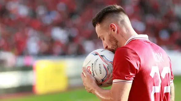 <p>Pemain Timnas Indonesia, Marc Klok mencium bola saat menghadapi Vietnam dalam laga leg pertama babak semifinal Piala AFF 2022 di Stadion Utama Gelora Bung Karno (SUGBK), Jumat (6/1/2023) sore WIB. (Bola.com/M Iqbal Ichsan)</p>