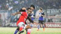 Pemain Persija Jakarta, Pandi Lestaluhu coba diadang pergerakannya oleh bek sayap Arema Cronus, Benny Wahyudi dalam lanjutan laga penyisihan grup A Torabika Bhayangkara Cup di Stadion I Wayan Dipta, Gianyar, Jumat (25/3/2016). (Bola.com/Iwan Setiawan)