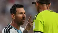 Penyerang Timnas Argentina #10, Lionel Messi, berdebat dengan wasit asal Portugal, Joao Pinheiro, pada pertandingan perempat final Piala Dunia 2026 antara Argentina dan Swiss di Stadion Kansas City di Kansas City pada 12 Juli 2026. (Odd ANDERSEN/AFP)