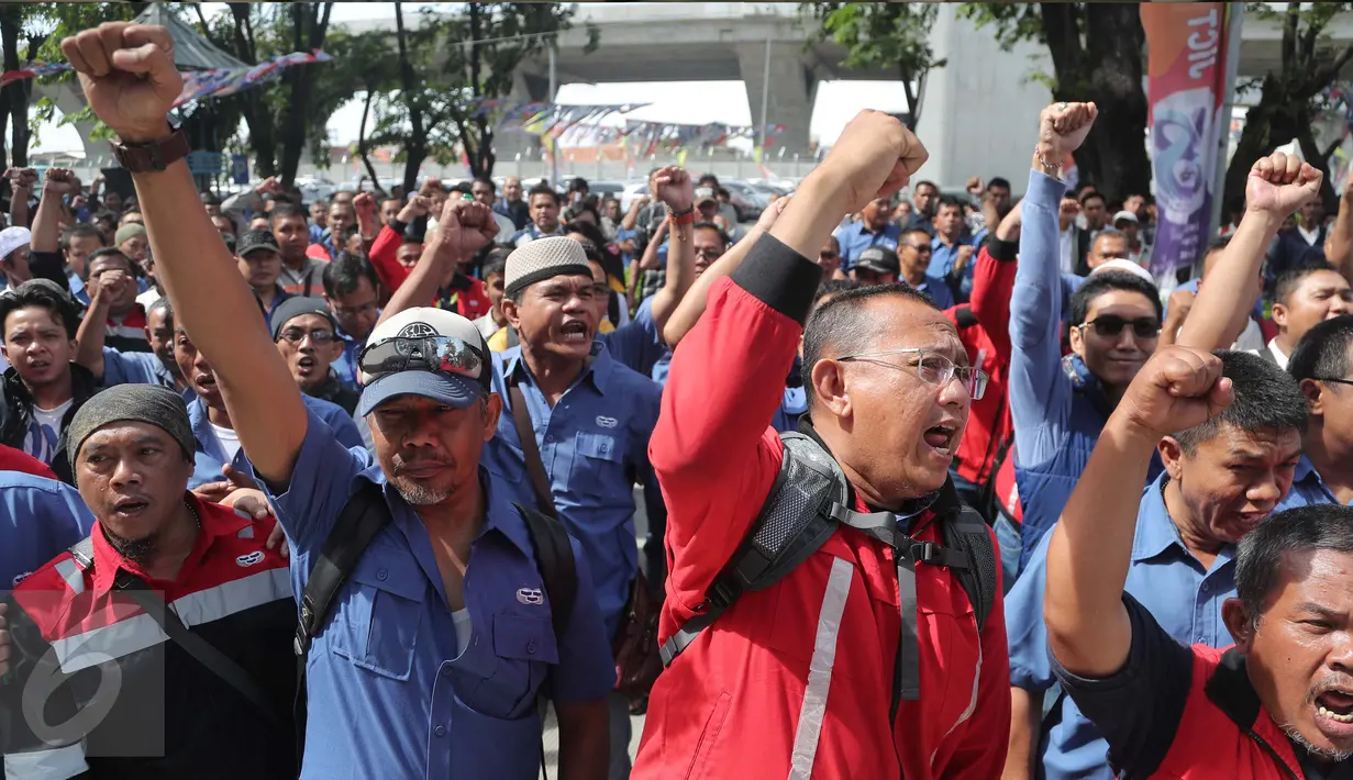 Serikat Pekerja PT Jakarta International Container Terminal (JICT) berdemonstrasi di depan lobi gedung JICT, Tanjung Priok, Jakarta Utara, Kamis (6/4). Aksi itu merupakan mosi ketidakpercayaan pekerja kepada jajaran direksi. (Liputan6.com/Gempur M Surya)