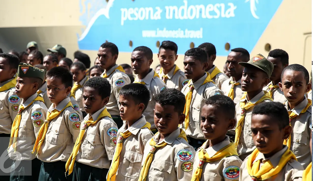 Puluhan peserta Jambore asal Papua tiba di Pelabuhan Tanjung Priok, Jakarta, Kamis (30/6). Mereka akan mengikuti jambore se-asia pasifik pada tanggal 12-16 Juli diikuti 14 Negara asia pasifik yang diselenggarakan di Bandung. (Liputan6.com/Faizal Fanani)