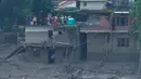 Warga melihat kerusakan akibat banjir bandang di sepanjang Sungai Trishuli di distrik Nuwakot, Nepal, Rabu, 26 Agustus 2026. (Foto AP/Niranjan Shrestha)