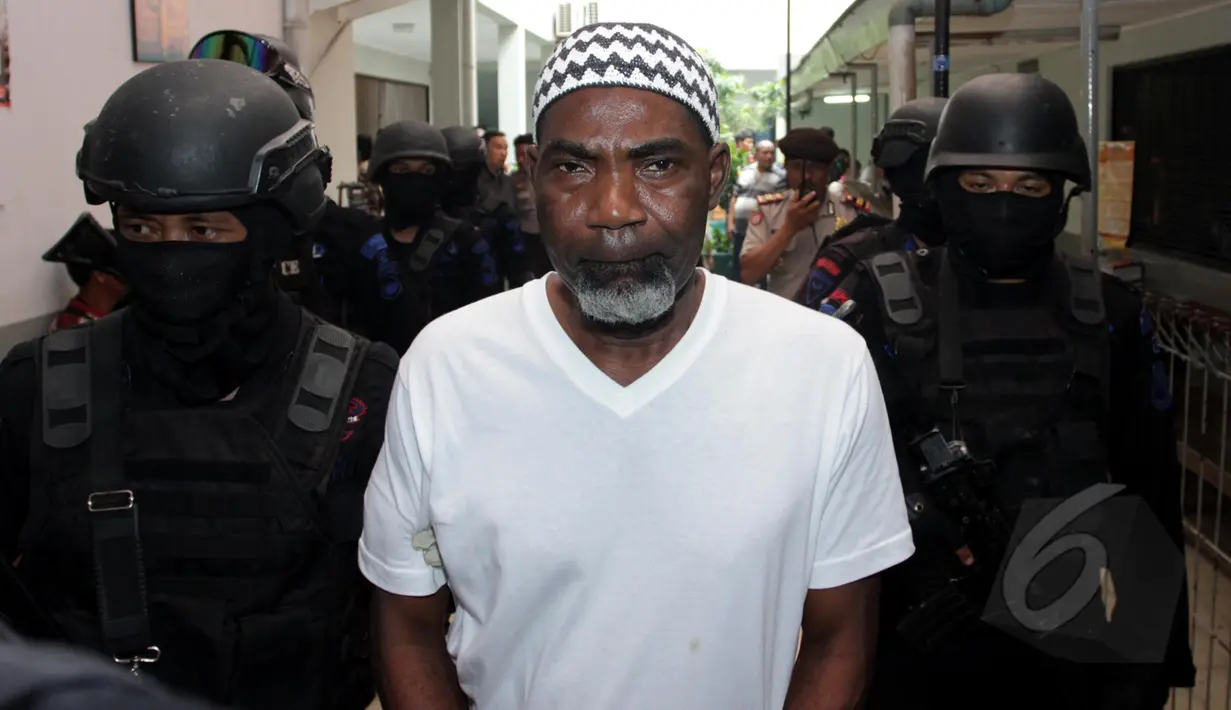 Martin Anderson alias Belo (tengah) usai mengikuti sidang peninjauan kembali di PN Jakarta Selatan, Kamis (19/3/2015). Belo mengajukan PK terkait vonis hukuman mati karena terbukti membawa narkoba jenis heroin seberat 50 gram. (Liputan6.com/Johan Tallo)