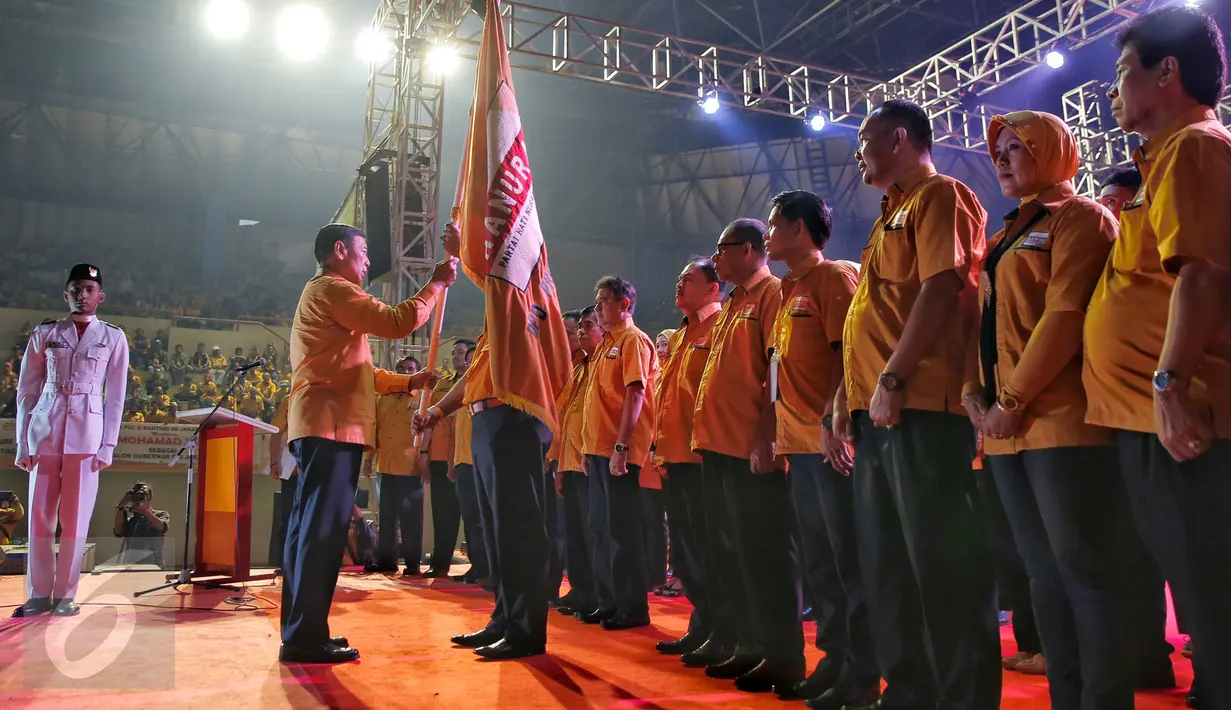 Wiranto memberi panji saat melantik  pengurus DPD Hanura DKI Jakarta, Minggu (28/2/2016). Wiranto berharap para pengurus yang resmi dilantik mampu mengemban tugas partai. (Liputan6.com/Faizal Fanani)