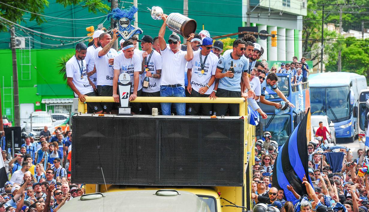 Pemain Gremio merayakan keberhasilan meraih juara Copa Libertadores dengan pawai di Porto Alegre, Brasil, Kamis (30/11/2017). Gremio menjadi juara Copa Libertadores setelah mengalahkan Lanus dengan skor agregat 3-1. (AFP/Itamar Aguiar)