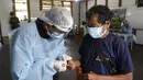 Pekerja medis mengumpulkan sampel tes COVID-19 dari seorang penduduk pribumi di Negara Bagian Roraima, Brasil (30/6/2020). Tim medis militer Brasil menyediakan perawatan medis bagi masyarakat pribumi mulai 30 Juni hingga 5 Juli, termasuk tes COVID-19. (Xinhua/Lucio Tavora)
