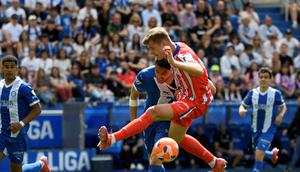 Facundo Garces (baju biru) saat memperkuat Deportivo Alaves di ajang La Liga. (ANDER GILLENEA / AFP)