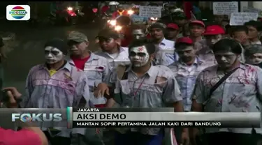 Tuntut hak-haknya sebagai pekerja, mantan sopir truk Pertamina jalan kaki dari Bandung ke Jakarta sambil mengenakan kostum zombie.
