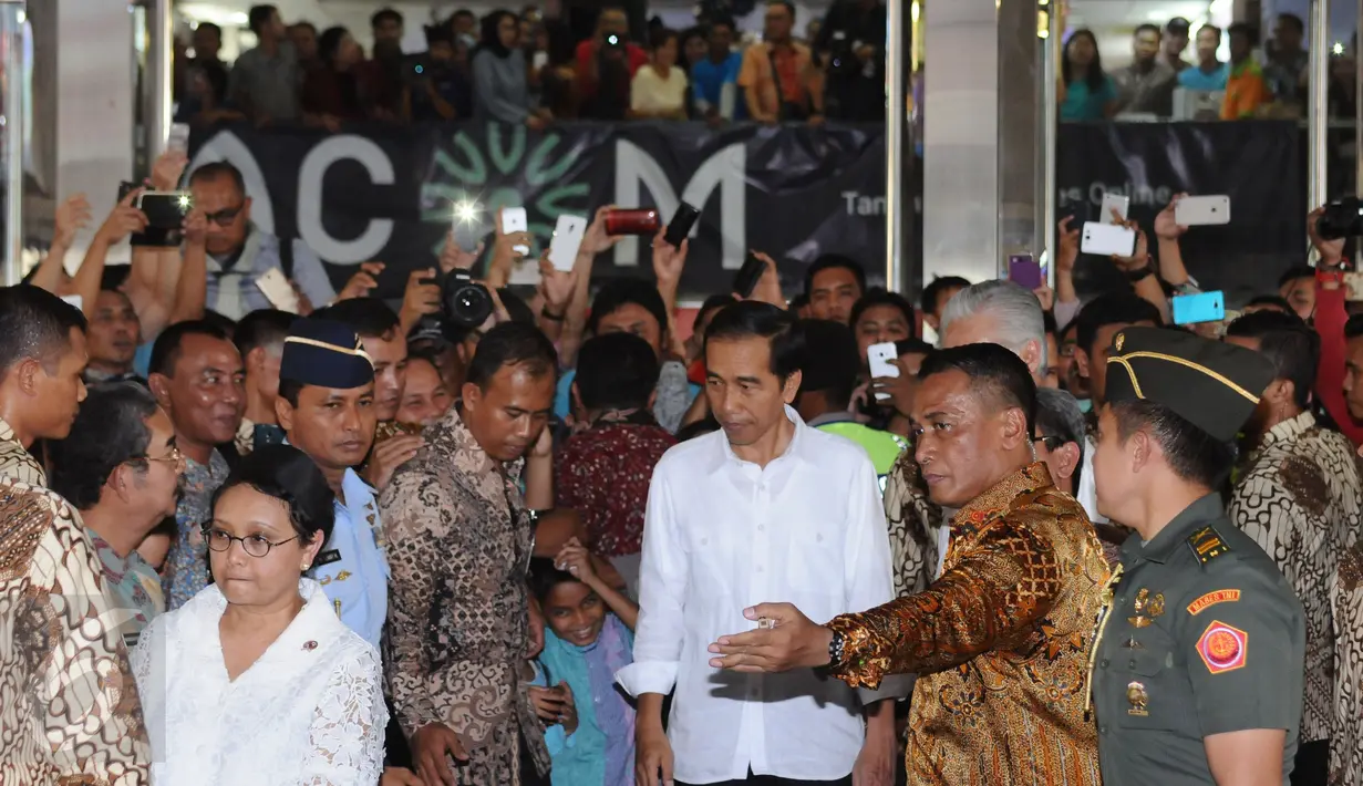 Warga berdesakan mengabadikan Presiden RI Joko Widodo usai mengantar Presiden Republik Filipina ‎Rodrigo Roa Duterte meninjau Pasar Blok A Tanah Abang Jakarta, Jumat (9/9). Ini kunjungan kenegaraan pertama Duterte. (Liputan6.com/Helmi Fithriansyah)