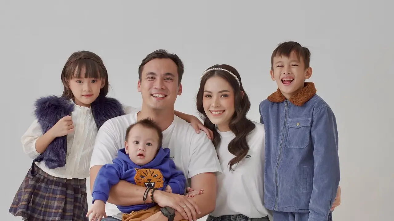 7 Pemotretan Keluarga Rendy Kjaernett dan Lady Nayoan Ini Tampil Kompak