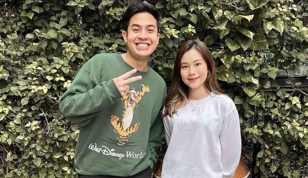 Saat bertemu Jerome, riasan wajah Jessica juga nampak tak berlebih namun tetap terlihat fresh dengan lipstik coral dan eyeshadow, blushon warna senada.(@jessicajane99)