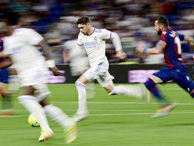 Pemain yang berposisi sebagai gelandang ini terus menunjukkan kepiawaiannya dalam mengolah Si Kulit Bundar di lini tengah di Real Madrid. Berkat performa apiknya tersebut harga pasar Federico Valverde meroket hingga 70 juta euro atau sekitar Rp1 triliun. (AFP/Javier Soriano)