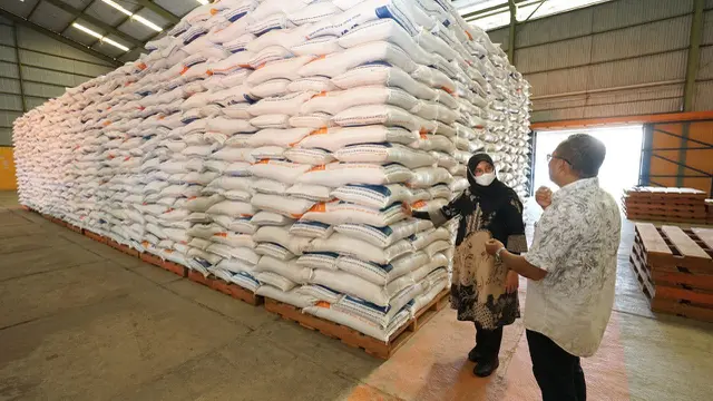 Bupati juga tijau stok beras di bolog Bnyuwangi (Istimewa)