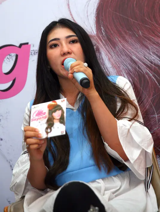 Sebagai penyanyi, ia juga tidak mau ambil pusing dengan banyaknya penyanyi dangdut lain. Ia juga senang karena dimanapun manggung, selalu banyak penggemar setianya. (Nurwahyunan/Bintang.com)