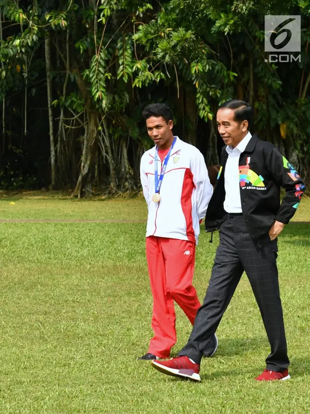 Naik Mobil Golf, Jokowi Ajak Zohri Keliling Istana Bogor