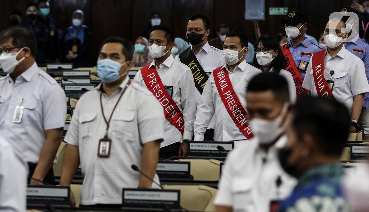 Petugas memperagakan Presiden dan Wakil Presiden dalam gladi bersih persiapan Sidang Tahunan MPR RI, Sidang Bersama DPR RI dan DPD RI dan Sidang Paripurna DPR RI di Kompleks Parlemen, Jakarta, Senin (15/8/2022). Presiden Joko Widodo akan kembali menyampaikan pidato kenegaraan dan keterangan pemerintah terkait RUU APBN 2023 dan Nota Keuangan dalam Rapat Tahunan MPR dan Rapat Bersama DPR & DPD RI pada Selasa, 16 Agustus 2022. (Liputan6.com/Johan Tallo)