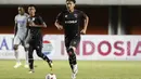 Persita berkesempatan memperkecil keadaan melalui titik penalti sendiri pada pengujung babak pertama. Chandra Waskito (kanan) yang maju menjadi algojo mampu menunaikan tugasnya dengan baik. (Bola.com/Ikhwan Yanuar)