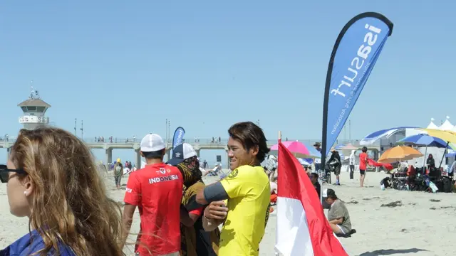 Peselancar asal Indonesia berhasil meraih medali perak di ajang ISASURF 2022 yang diselenggarakan di Huntington Beach, California, Amerika Serikat (25/09/2022). (Dok: Kemlu RI)