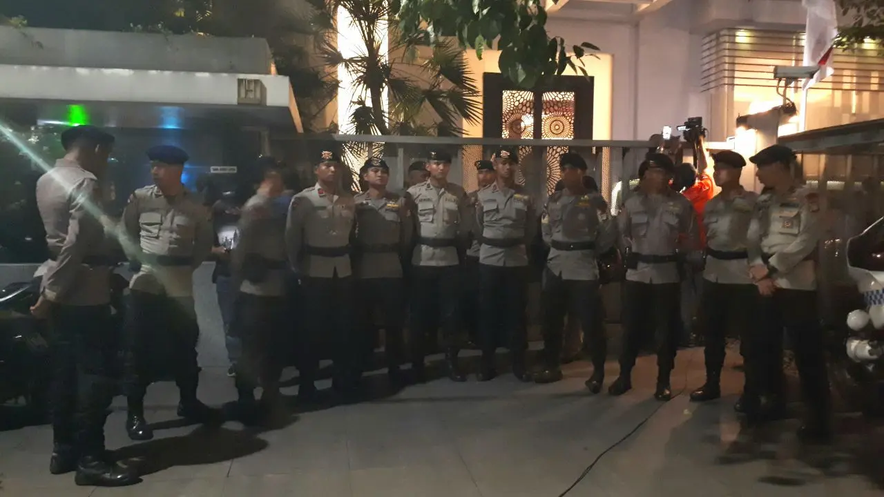 Barikade Polisi di depan kediaman tersangka kasus korupsi e-KTP Setya Novanto (Liputan6/Fery Pradolo)