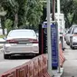 Mobil pengunjung melintasi pintu parkir IRTI Monas, Jakarta, Rabu (15/2/2023). Mobil yang telah lolos uji emisi akan dikenakan tarif parkir sebesar Rp 4.000 per jam, sedangkan yang belum lolos dikenakan tarif sebesar Rp 7.500. (merdeka.com/Iqbal S. Nugroho)