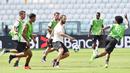 Striker Juventus, Gonzalo Higuain, menggiring bola saat berlatih jelang laga final Liga Champions di Stadion Juventus, Turin, Senin (29/5/2017). Juventus akan berhadapan dengan Real Madrid pada laga final. (EPA/Alessandro Di Marco)