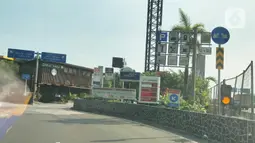 Suasana Rest Area Km 13,5 di Tol Tangerang, Banten, Selasa (19/5/2020). Jelang Lebaran 2020, PT Jasamarga Related Business (JMRB) menerapkan PSBB di semua rest area yang dikelolanya dengan membatasi waktu singgah pengunjung maksimal 30 menit. (Liputan6.com/Angga Yuniar)