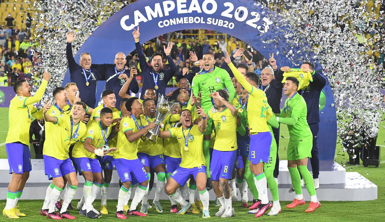Para pemain Brasil merayakan keberhasilan menjuarai Piala Amerika Selatan U-20 setelah mengalahkan Uruguay pada laga terakhir kualifikasi di El Campin Stadium, Bogota, Kolombia (12/2/2023). Brasil lolos ke Piala Dunia U-20 2023 dengan status juara Piala Amerika Selatan U-20 2023 setelah menempati peringkat pertama pada fase kualifikasi tahap akhir yang diikuti 6 negara. Dari total 18 kali tampil di ajang Piala Dunia U-20, Brasil sukses menjuarai 5 edisi di antaranya. (AFP/Daniel Munoz)
