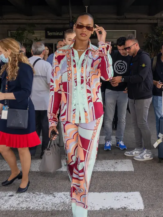 <p>Pajama-dressing seperti penampilan Didi Stone di sini juga tak kalah menarik untuk menjadi inspirasi. Set penuh warna, bisa dikoordinasikan dengan pilihan sunglasses dan alas kakimu.</p>