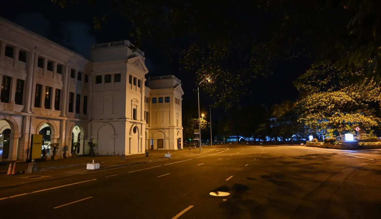 Pemandangan jalan yang sepi di tengah jam malam 36 jam untuk mencegah protes terhadap Presiden Sri Lanka Gotabaya Rajapaksa di Kolombo, 2 April 2022. Perintah datang sehari setelah pemberlakukan keadaan darurat menyusul protes keras atas krisis ekonomi terburuk negara itu. (Ishara S. KODIKARA/AFP)