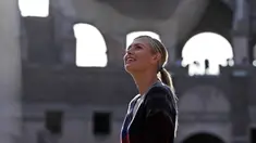 Petenis asal Rusia, Maria Sharapova melihat suasana di Colosseum, Roma, Italia (14/5). Jelang turnamen tenis Italia Terbuka Sharapova menyempatkan jalan-jalan ke tempat bersejarah tersebut. (AP Photo / Gregorio Borgia)