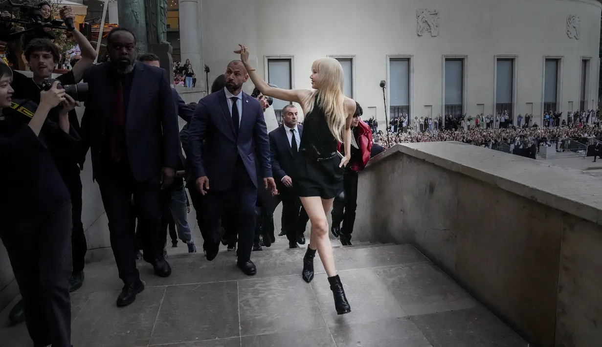 Lisa Blackpink tiba pada presentasi koleksi Celine men's Spring Summer 2023 di Paris, Prancis, 26 Juni 2022. Lisa sendiri merupakan brand ambassador dari Celine. (AP Photo/Francois Mori)