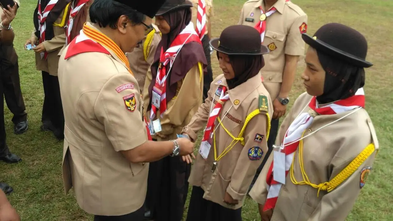 Adhyaksa Dault bagi-bagi uang ke anggota Pramuka.