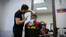 Seorang penata rambut, Mario Hvala mencukur rambut bagian belakang pelanggannya dengan gambar wajah pemain Argentina, Lionel Messi di Serbia, 10 Juni 2018. Hvala memberikan biaya gratis dalam rangka merayakan Piala Dunia 2018. (AFP/VLADIMIR ZIVOJINOVIC)