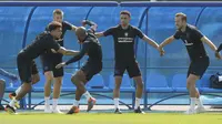 Fabian Delph (3kiri) berusaha menghindar dari tangakpan Dele Alli pada sesi latihan di Zelenogorsk dekat St. Petersburg, Rusia, (13/7/2018). Inggris akan melawan Belgia untuk memperebutkan tempat ketiga Piala Dunia 2018. (AP/Dmitri Lovetsky)